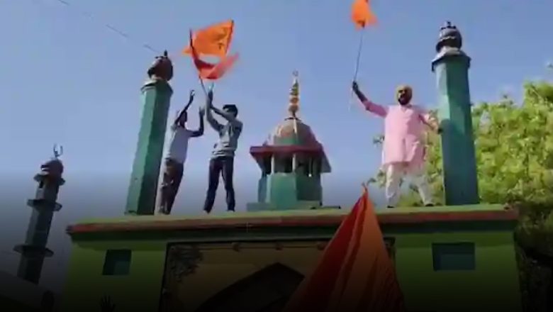 ভারতে উত্তরপ্রদেশে দরগায় উঠে গেরুয়া পতাকা উত্তোলন ও জয় শ্রীরাম স্লোগান দিল  হিন্দুত্ববাদীরা