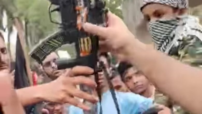 শিশুর কাছ থেকে পুলিশ খেলনা বন্দুক কেড়ে নিলো, প্রশ্ন তুলছে নাগরিক সমাজ